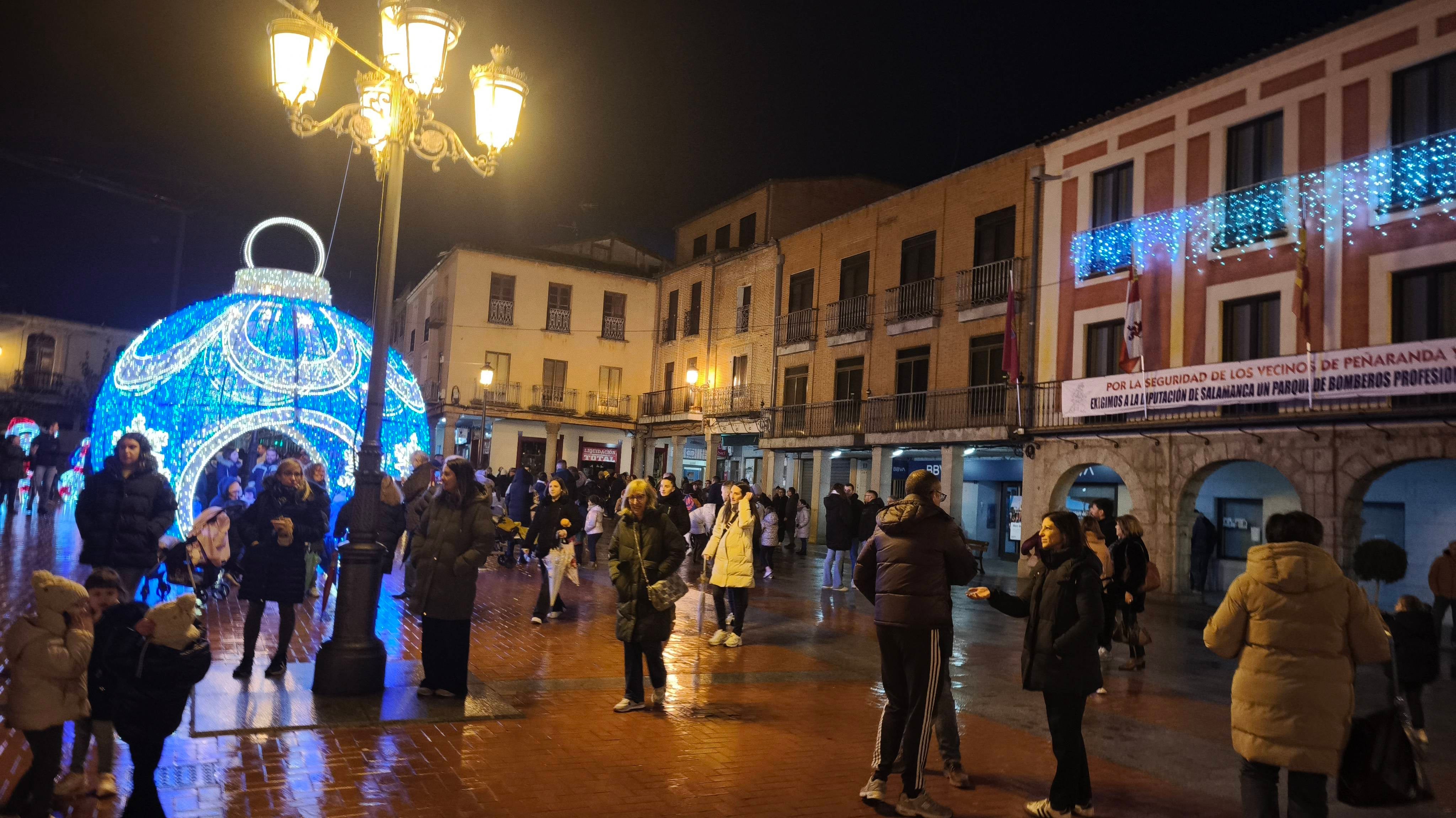 Peñaranda hace brillar sus plazas históricas y calles principales por navidades