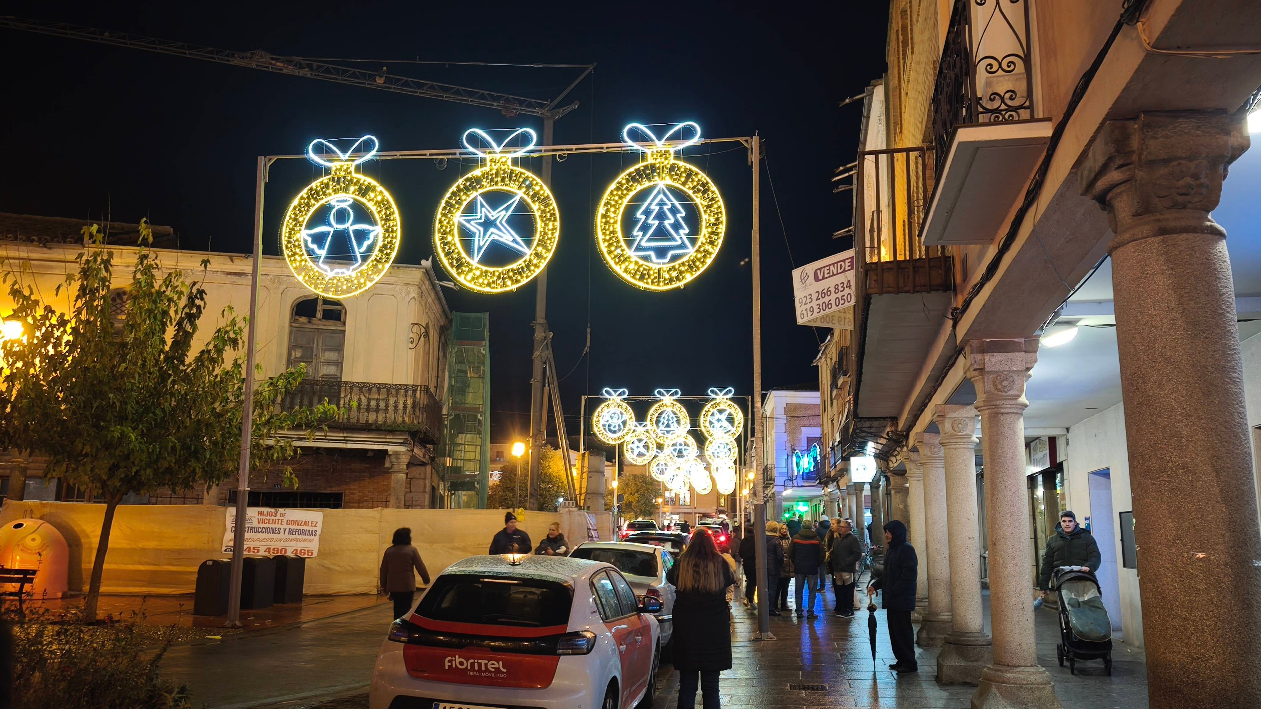 Peñaranda hace brillar sus plazas históricas y calles principales por navidades