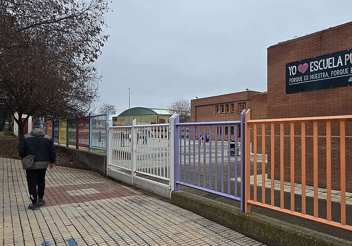 Una persona pasa junto a la zona del patio del colegio Pablo Picasso que albergará el nuevo edificio de aulas para los dos cursos de ESO.