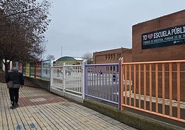 Una persona pasa junto a la zona del patio del colegio Pablo Picasso que albergará el nuevo edificio de aulas para los dos cursos de ESO.