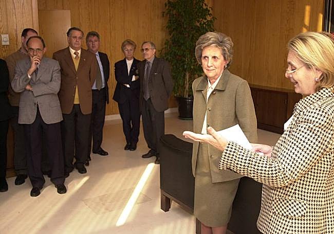 HOMENAJE EN LA FACULTAD. En 2001, la Facultad de Derecho le rindió un emotivo homenaje. La catedrática de Economía recibió el reconocimiento con alegría y emoción ante sus compañeros de la Facultad, a la que dedicó buena parte se su vida.