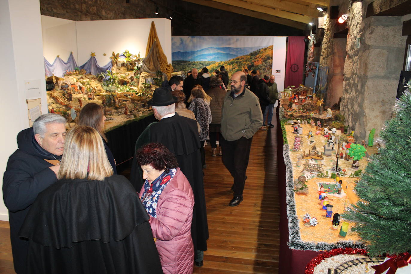 Béjar abre su muestra solidaria de belenes