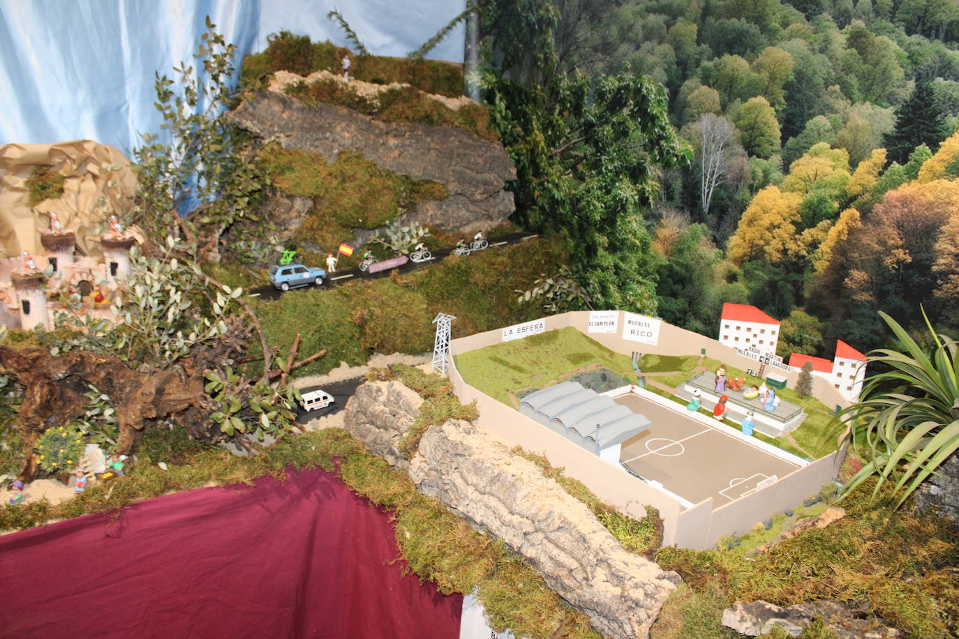 Béjar abre su muestra solidaria de belenes