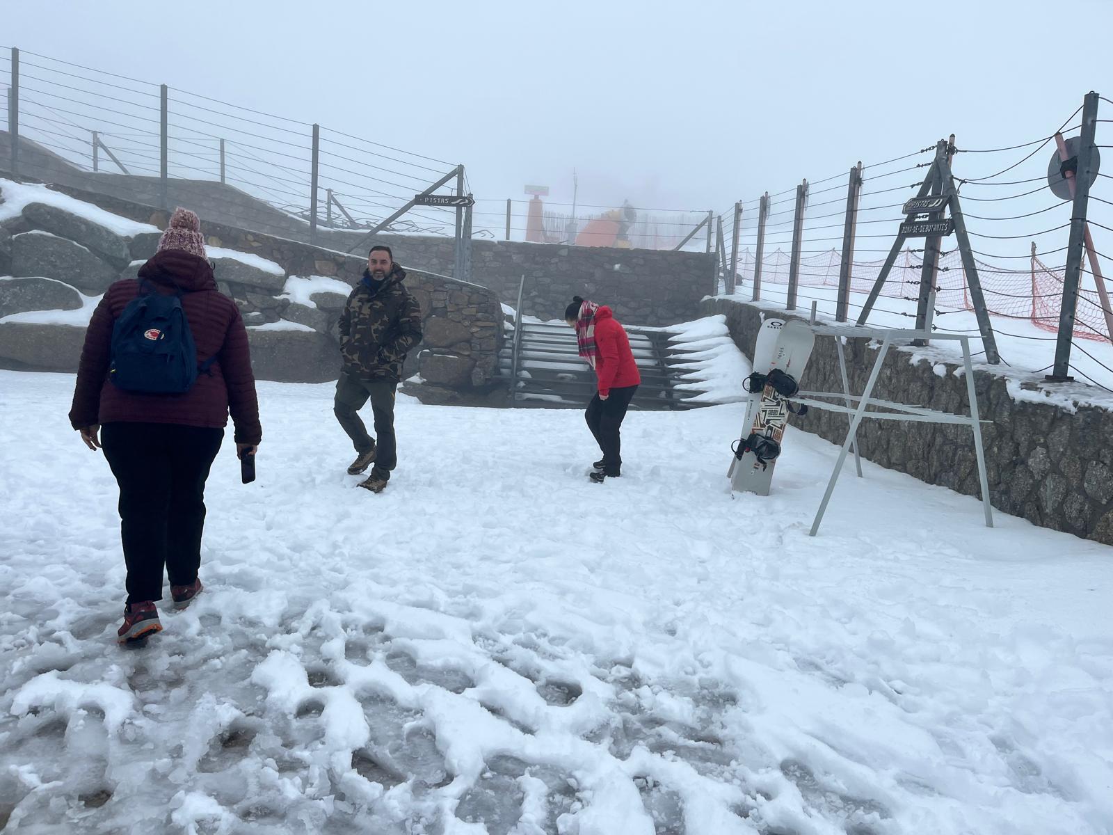 Béjar abre la temporada de nieve en La Covatilla con niebla y lluvia