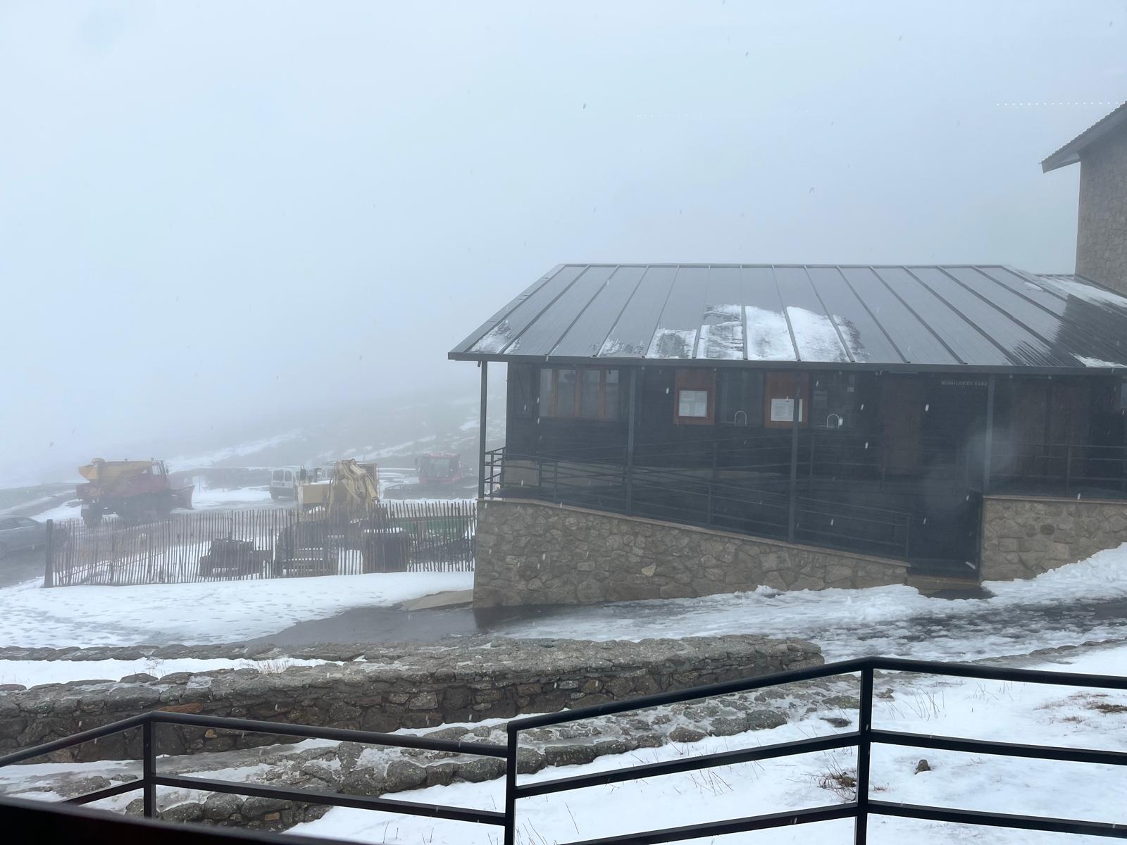 Béjar abre la temporada de nieve en La Covatilla con niebla y lluvia
