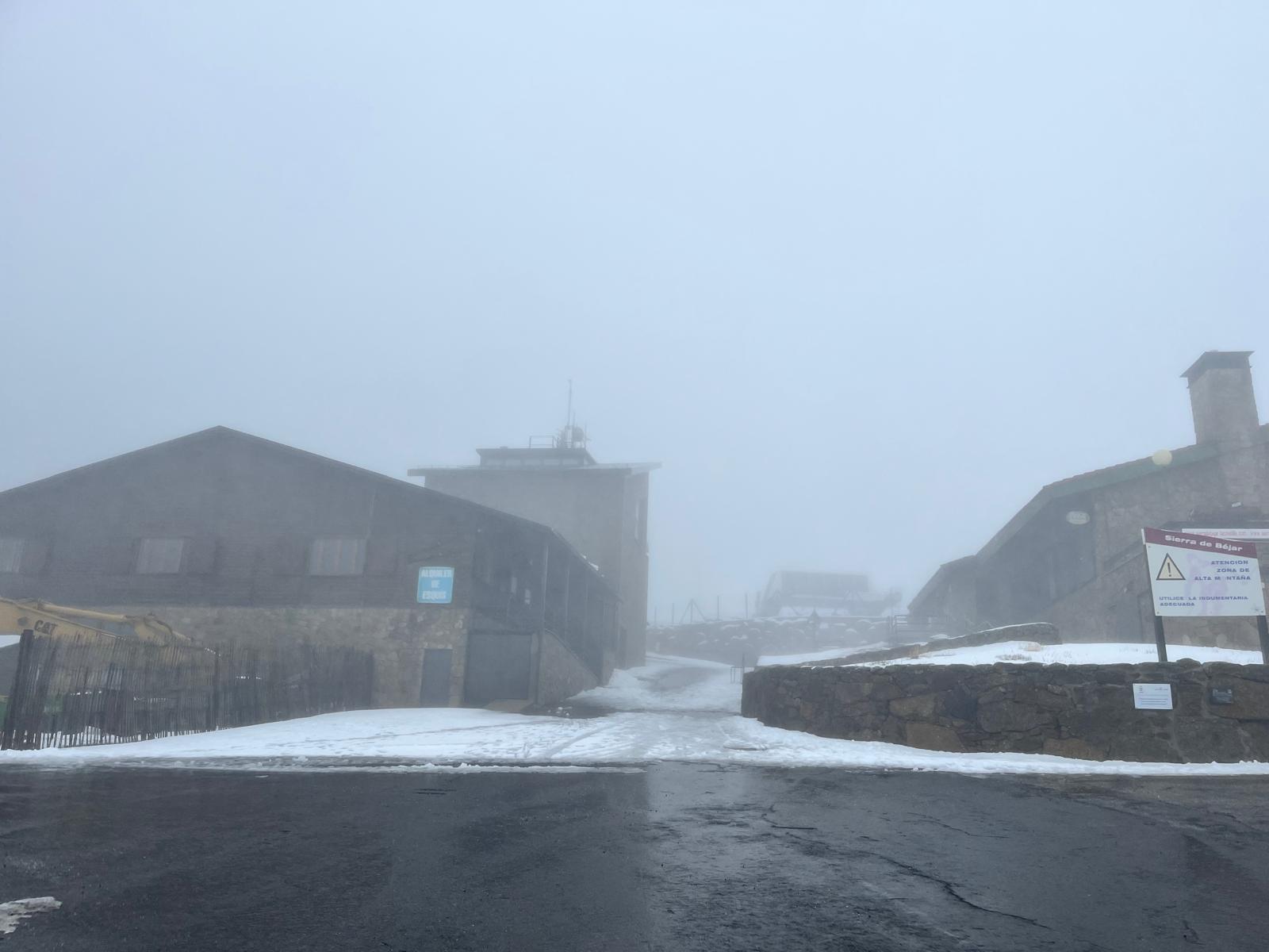 Béjar abre la temporada de nieve en La Covatilla con niebla y lluvia