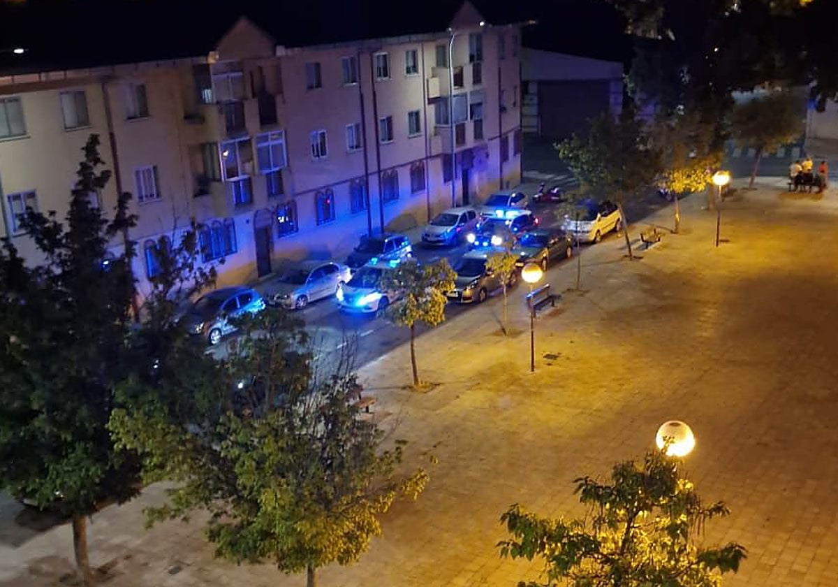 Varias patrullas de la Policía Local y Nacional, en el barrio de Puente Ladrillo.