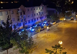 Varias patrullas de la Policía Local y Nacional, en el barrio de Puente Ladrillo.