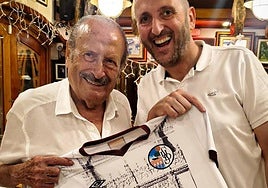 A la izquierda, Silvestre Sánchez Sierra, portando una camiseta del Salamanca UDS.