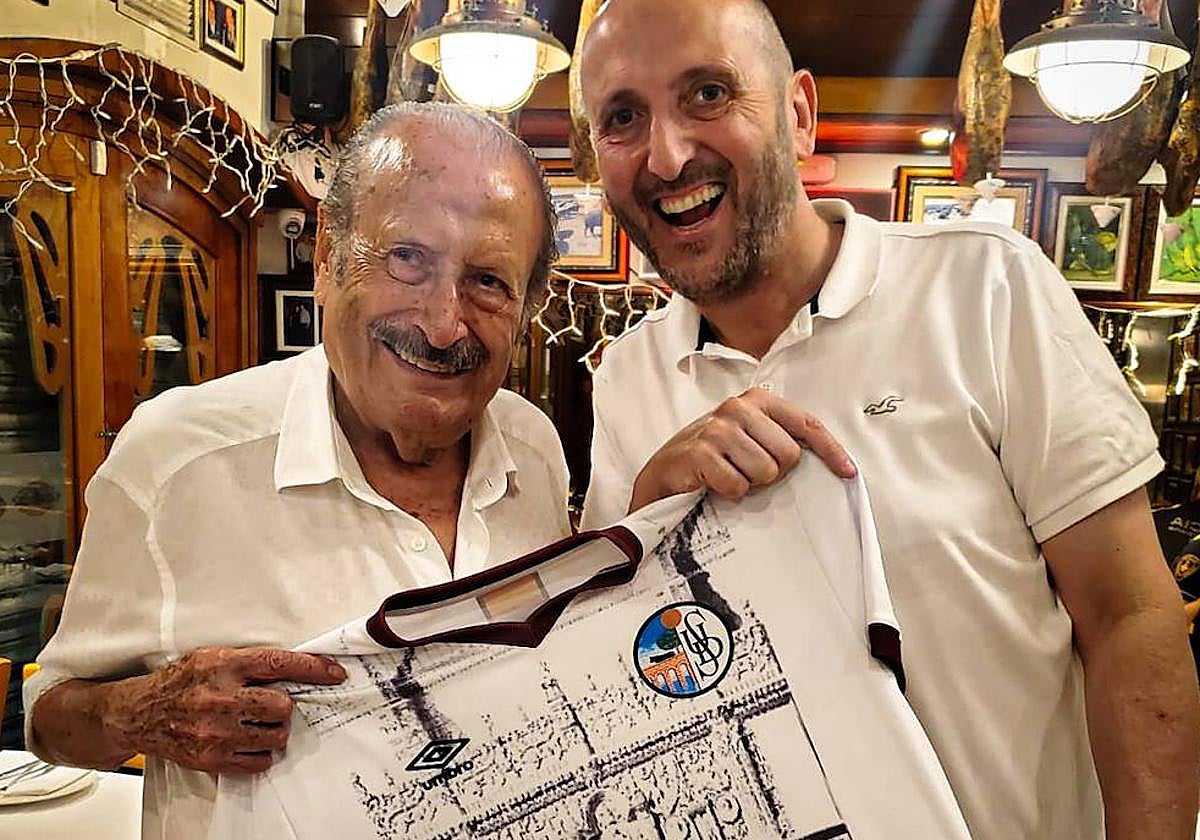 A la izquierda, Silvestre Sánchez Sierra, portando una camiseta del Salamanca UDS.