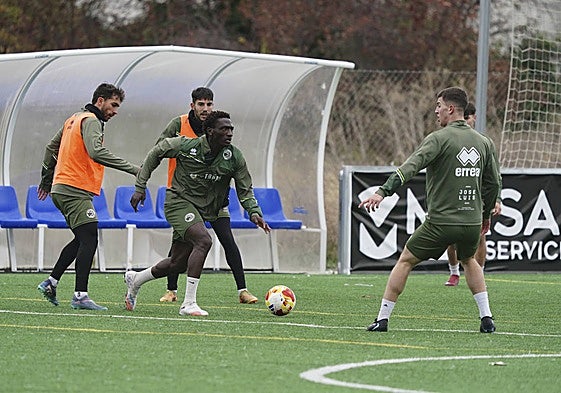 Álvaro Gómez (izquierda), en un entrenamiento de la presente semana.