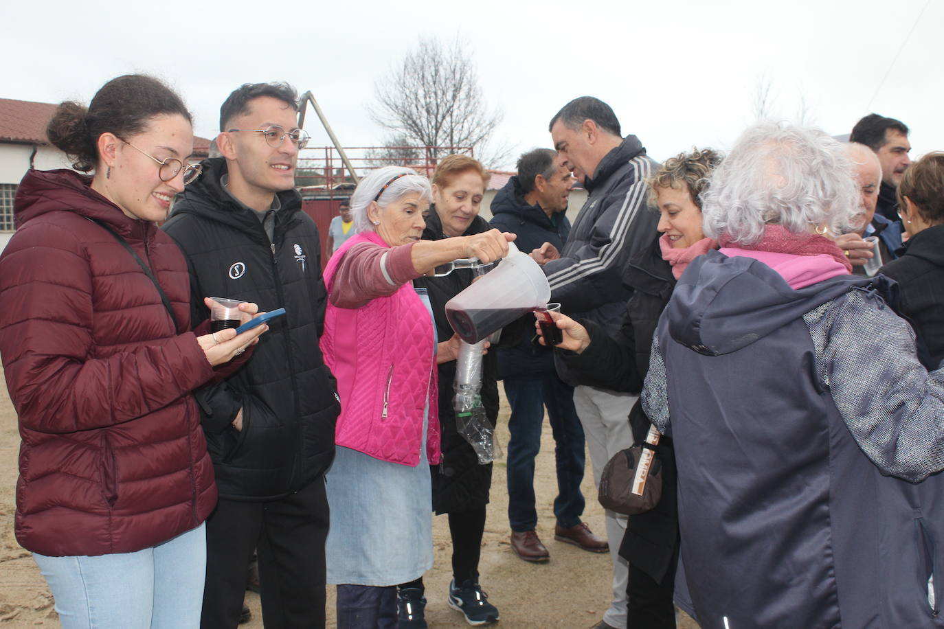 Brindis con vino y aguardiente en la Fiesta de la Matanza Tradicional de Barruecopardo