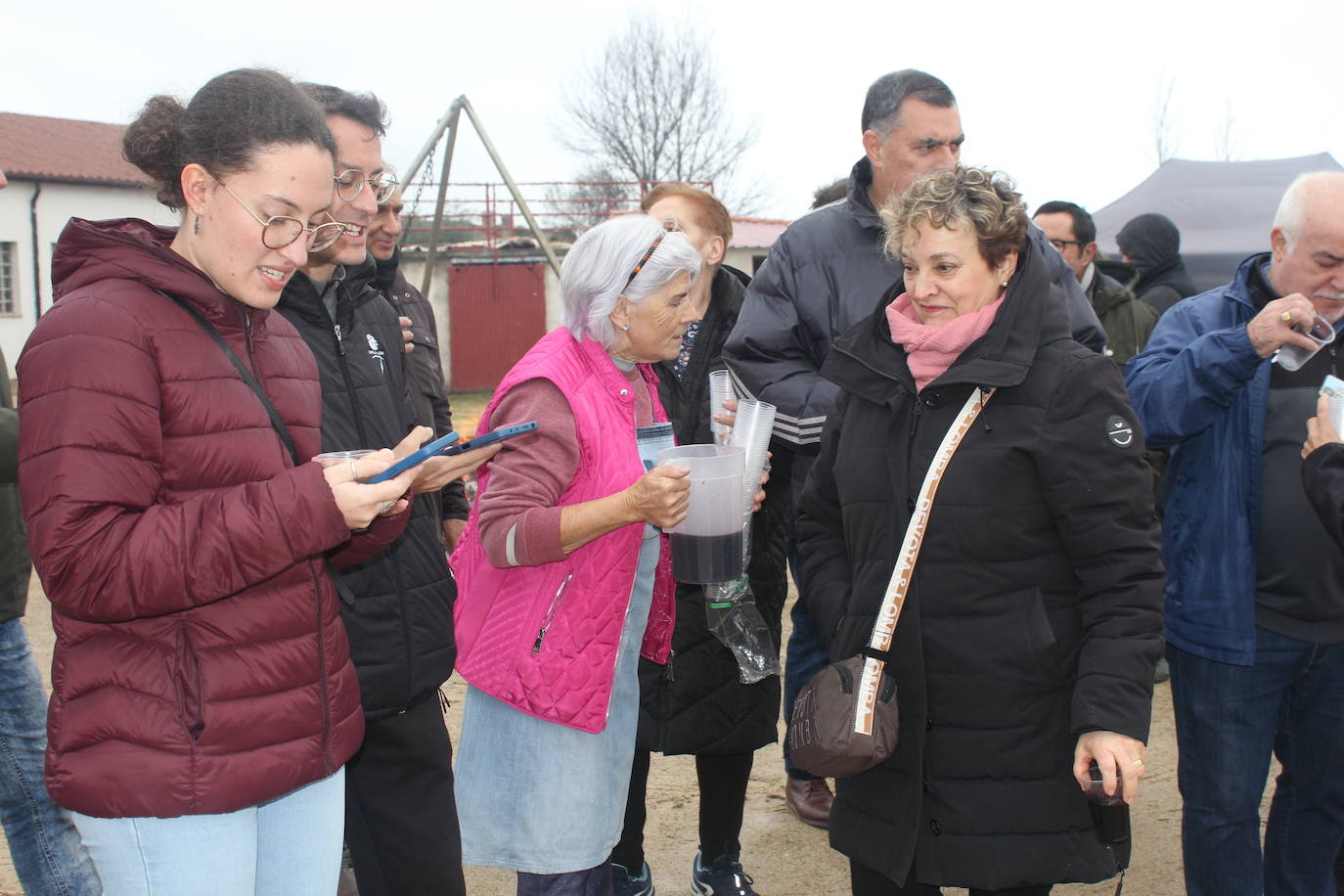 Brindis con vino y aguardiente en la Fiesta de la Matanza Tradicional de Barruecopardo
