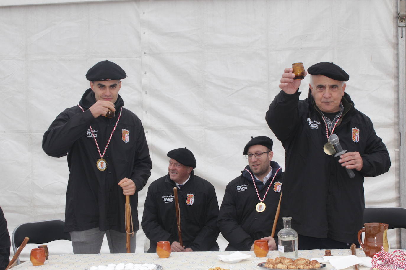 Brindis con vino y aguardiente en la Fiesta de la Matanza Tradicional de Barruecopardo