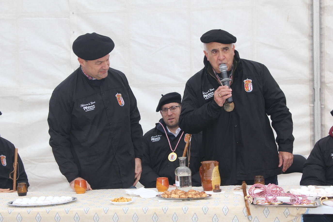 Brindis con vino y aguardiente en la Fiesta de la Matanza Tradicional de Barruecopardo