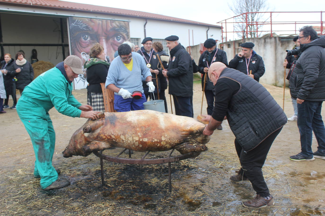 Brindis con vino y aguardiente en la Fiesta de la Matanza Tradicional de Barruecopardo