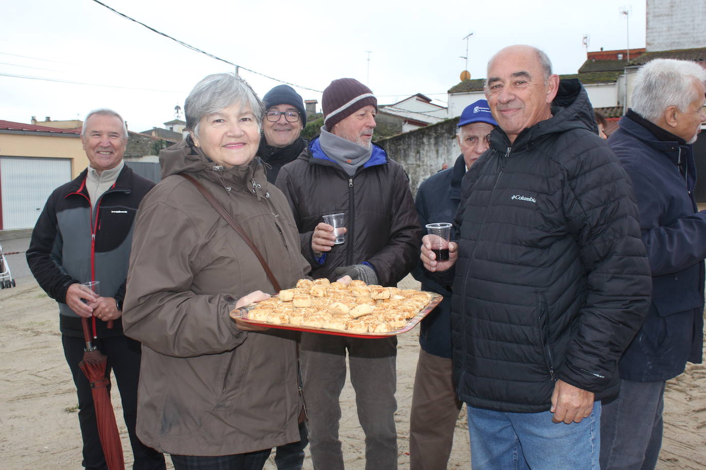 Brindis con vino y aguardiente en la Fiesta de la Matanza Tradicional de Barruecopardo