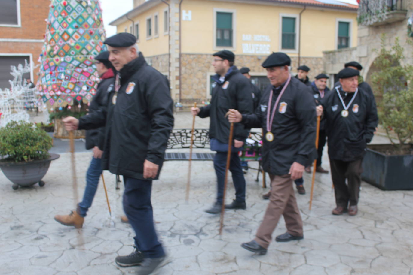 Brindis con vino y aguardiente en la Fiesta de la Matanza Tradicional de Barruecopardo