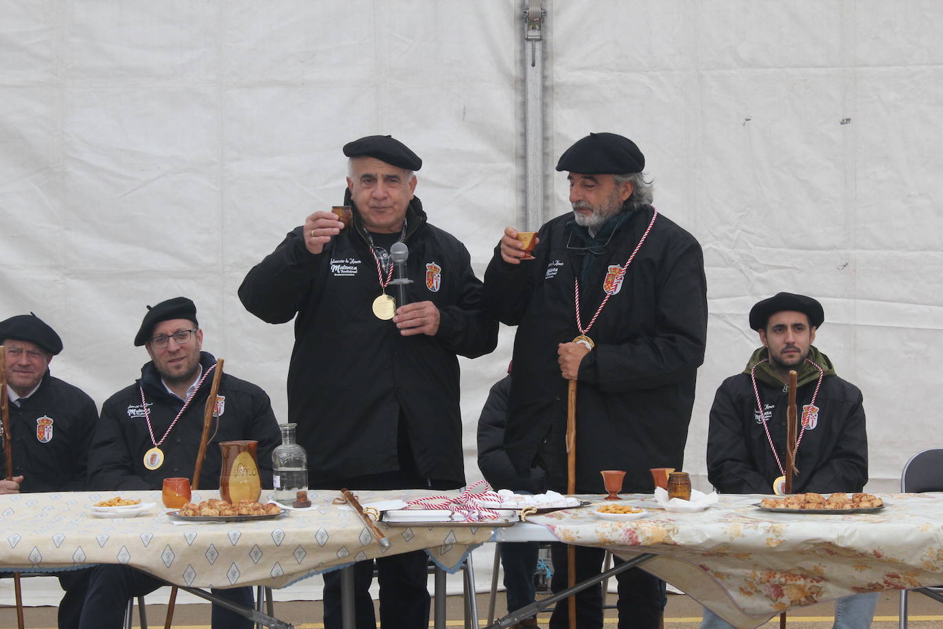 Brindis con vino y aguardiente en la Fiesta de la Matanza Tradicional de Barruecopardo