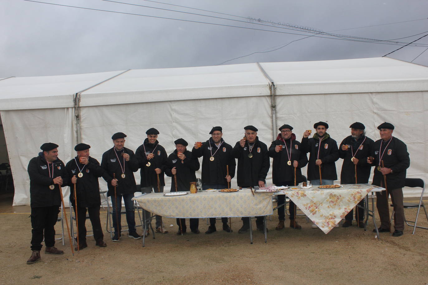 Brindis con vino y aguardiente en la Fiesta de la Matanza Tradicional de Barruecopardo