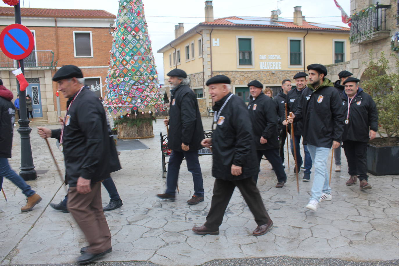 Brindis con vino y aguardiente en la Fiesta de la Matanza Tradicional de Barruecopardo