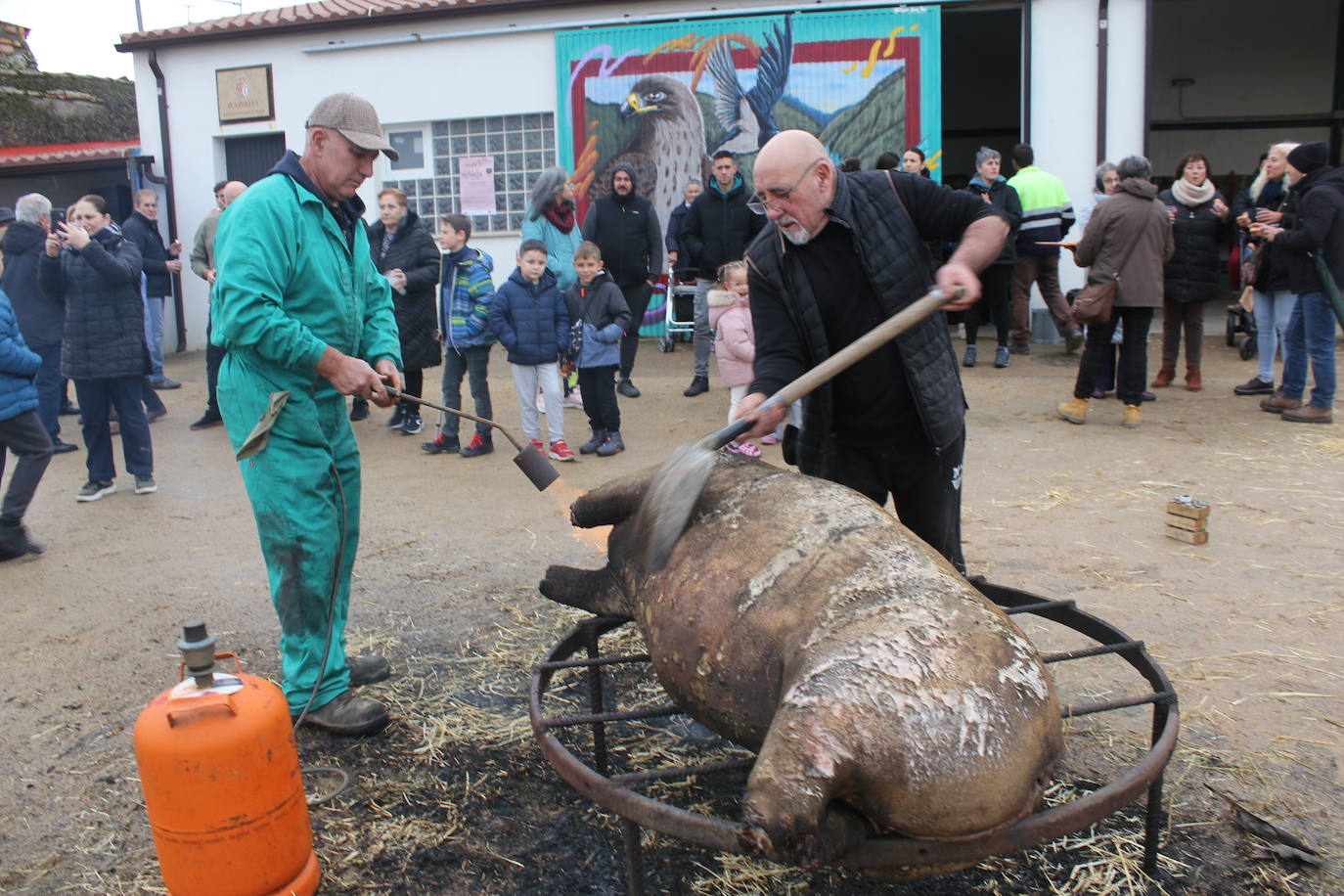 Brindis con vino y aguardiente en la Fiesta de la Matanza Tradicional de Barruecopardo