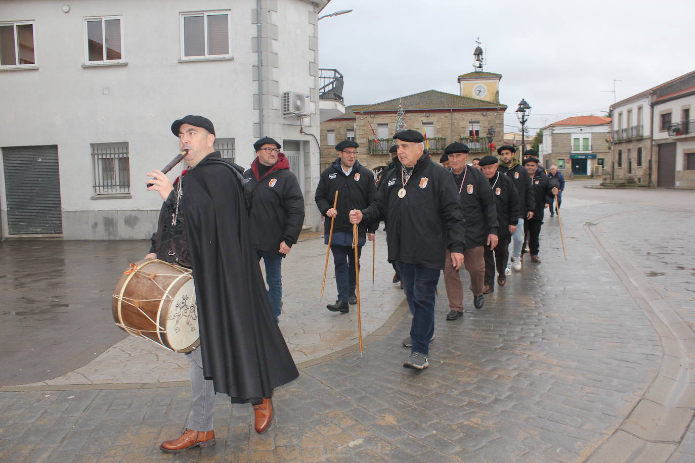 Brindis con vino y aguardiente en la Fiesta de la Matanza Tradicional de Barruecopardo