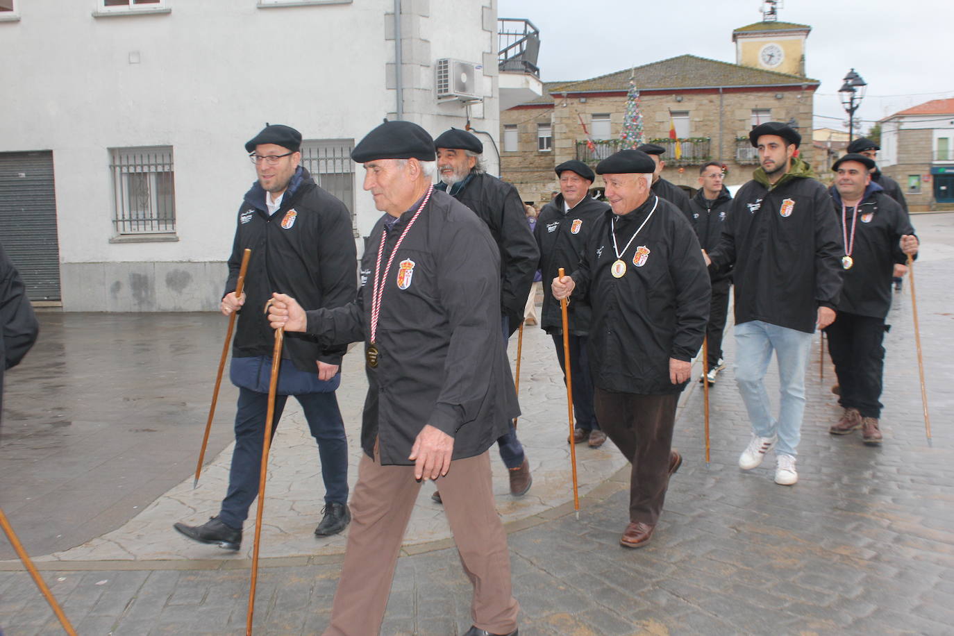 Brindis con vino y aguardiente en la Fiesta de la Matanza Tradicional de Barruecopardo