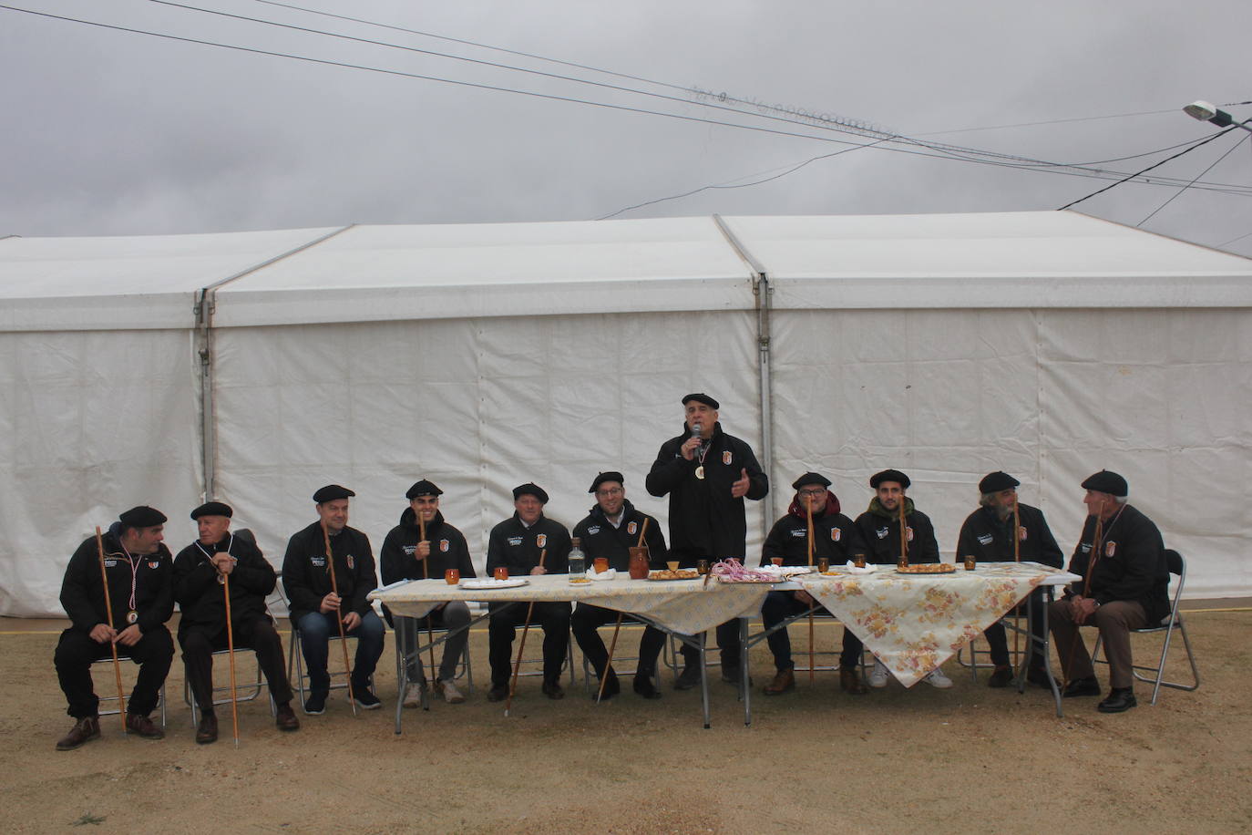 Brindis con vino y aguardiente en la Fiesta de la Matanza Tradicional de Barruecopardo
