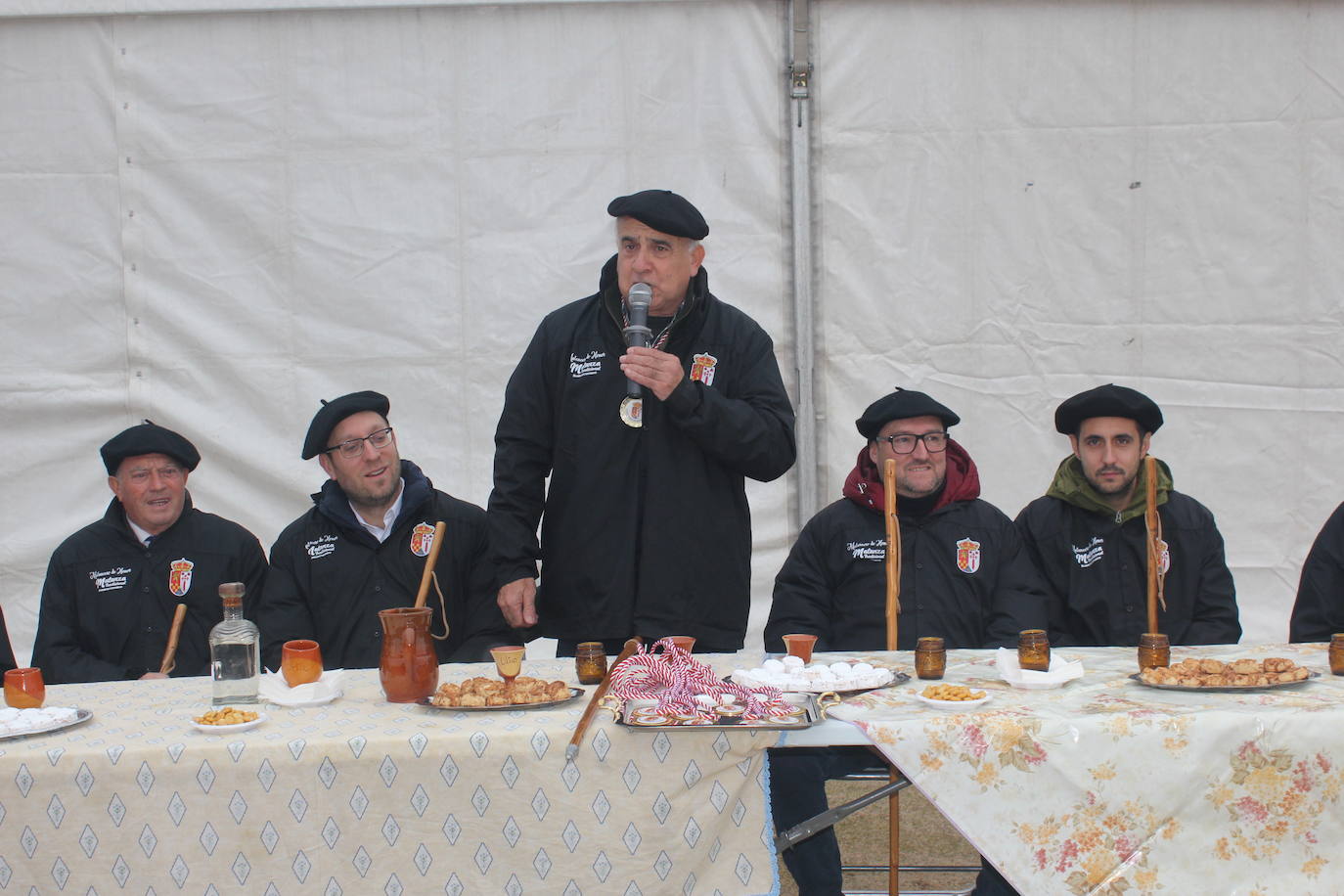 Brindis con vino y aguardiente en la Fiesta de la Matanza Tradicional de Barruecopardo