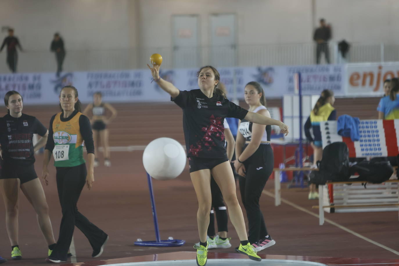 Las imágenes de una gran tarde de atletismo en la Carlos Gil Pérez