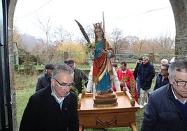 Momento en el que la imagen de Santa Bárbara accede a la ermita tras la procesión