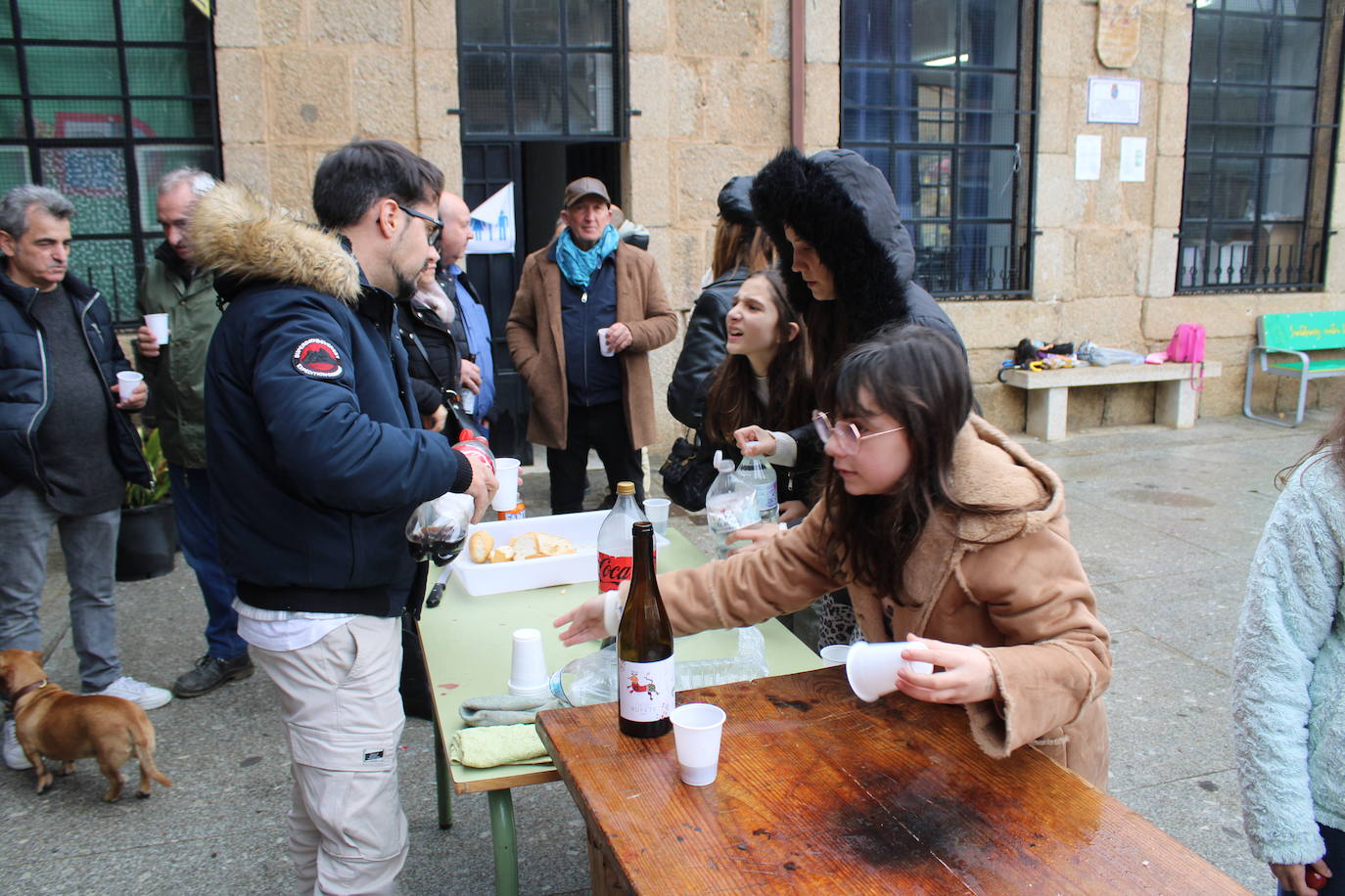 La llovizna no impide la matanza en Santibáñez de la Sierra