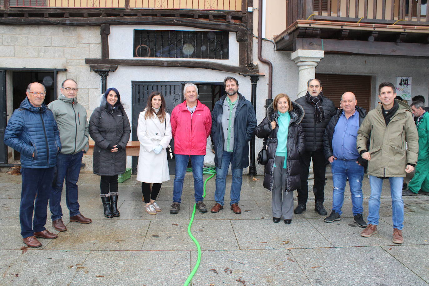 La llovizna no impide la matanza en Santibáñez de la Sierra