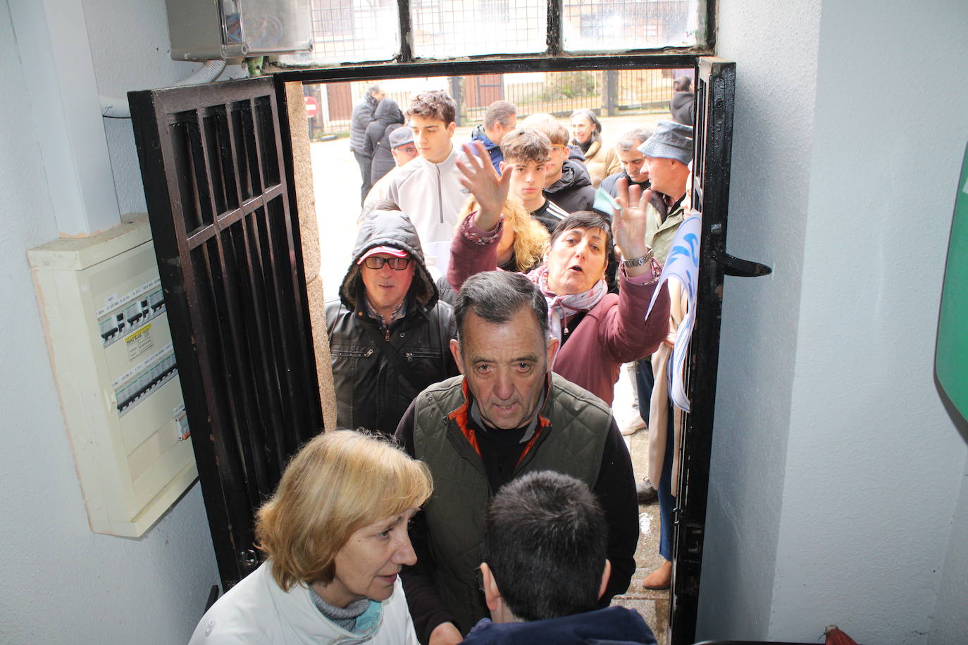 La llovizna no impide la matanza en Santibáñez de la Sierra
