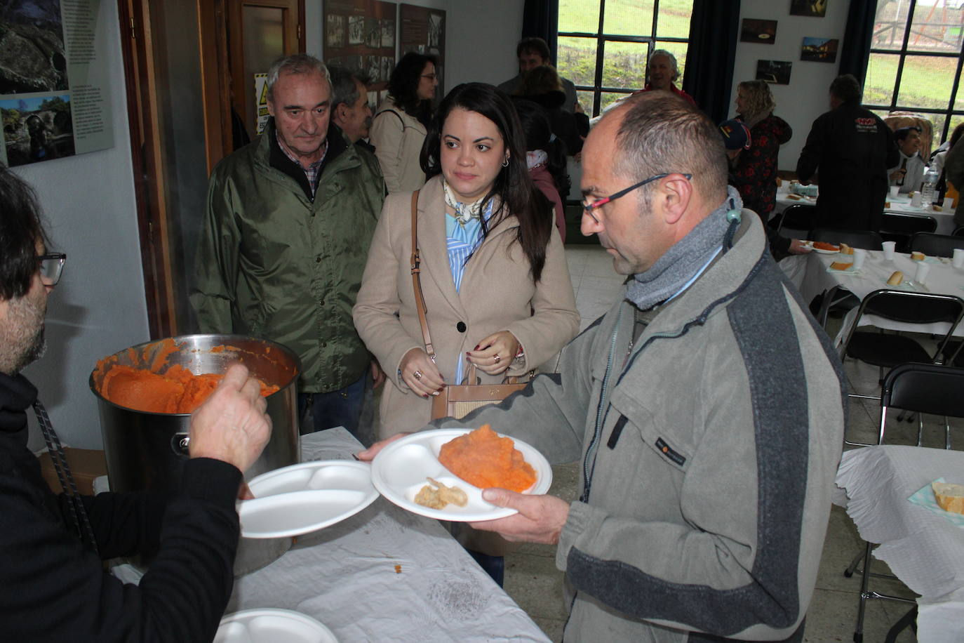 La llovizna no impide la matanza en Santibáñez de la Sierra