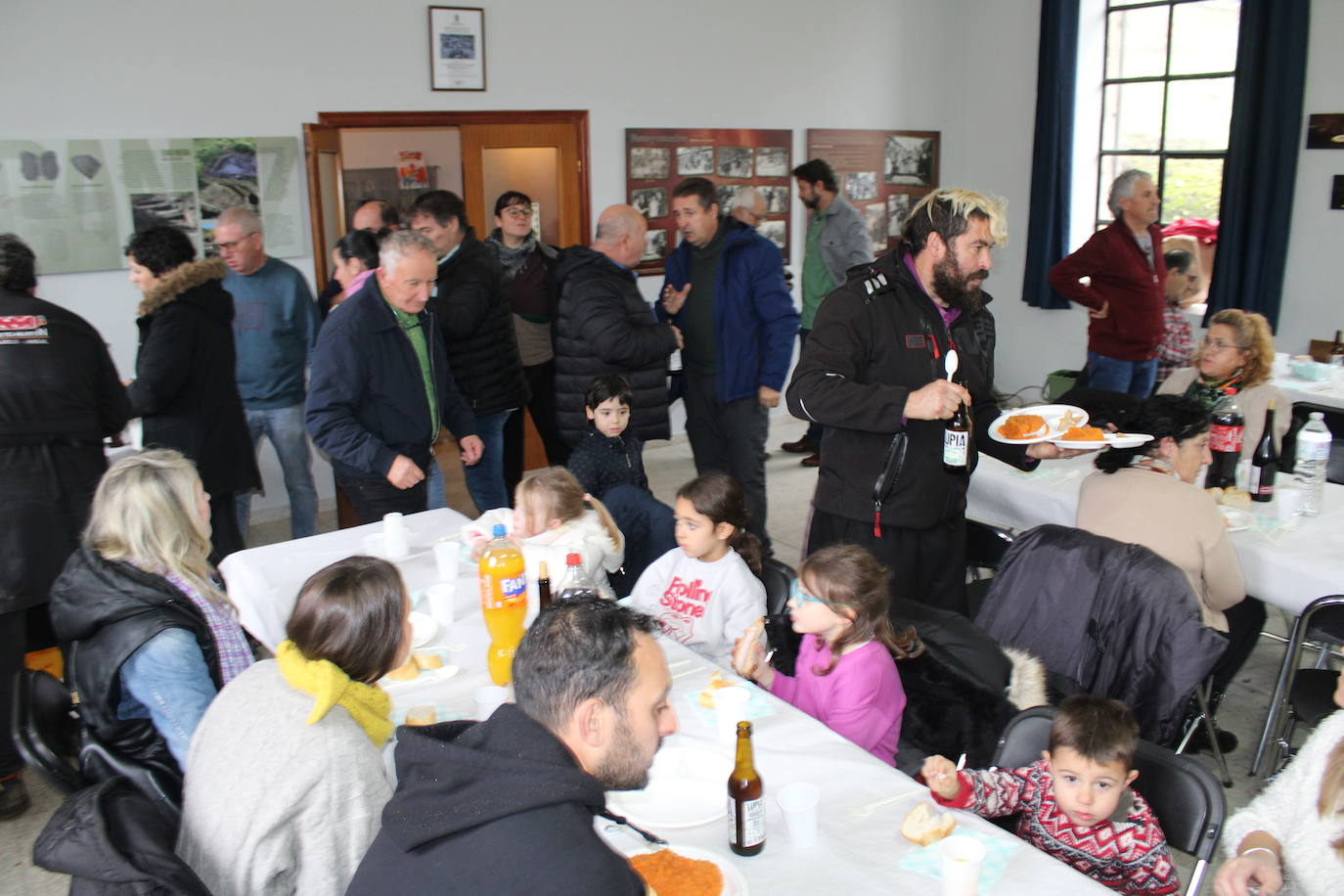 La llovizna no impide la matanza en Santibáñez de la Sierra