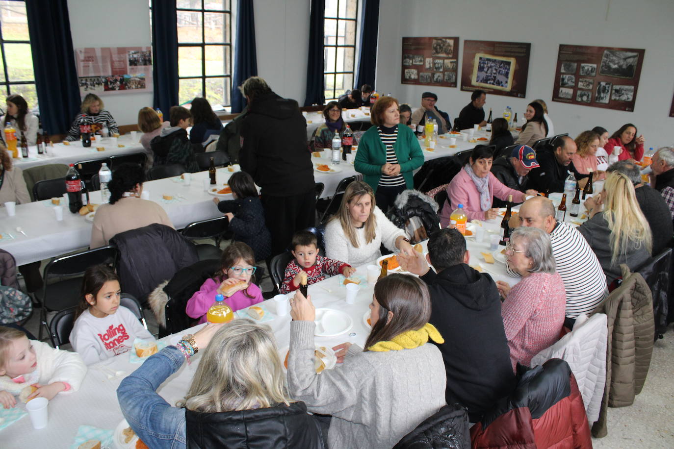 La llovizna no impide la matanza en Santibáñez de la Sierra