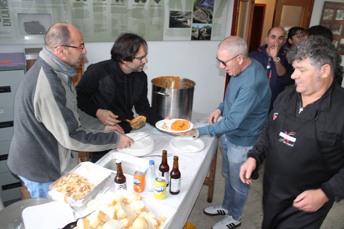 La llovizna no impide la matanza en Santibáñez de la Sierra