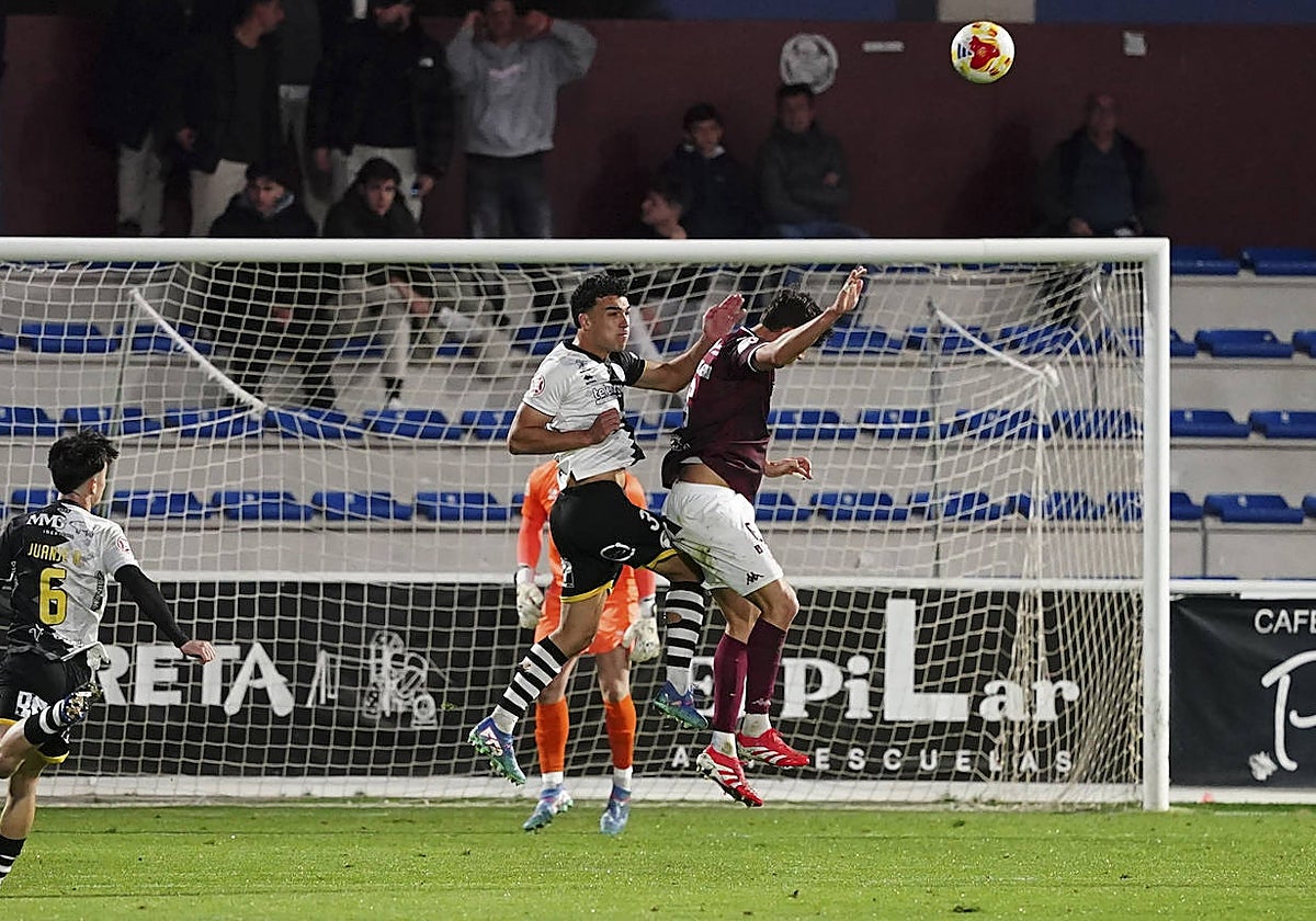 Gorjón, zaguero de Unionistas, despeja el cuero en el partido de la presente temporada contra el Pontevedra.