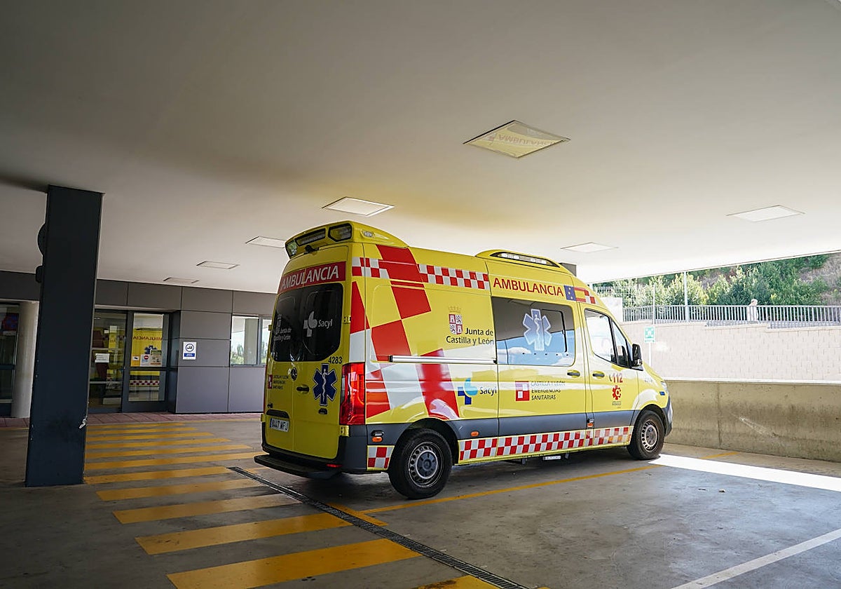 Una ambulancia de Sacyl que circulaba por la zona atendió al herido en el lugar.