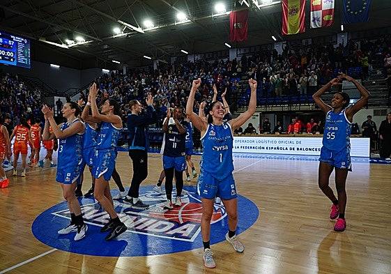 Las jugadoras del Perfumerías Avenida celebran el triunfo contra el Valencia BC.