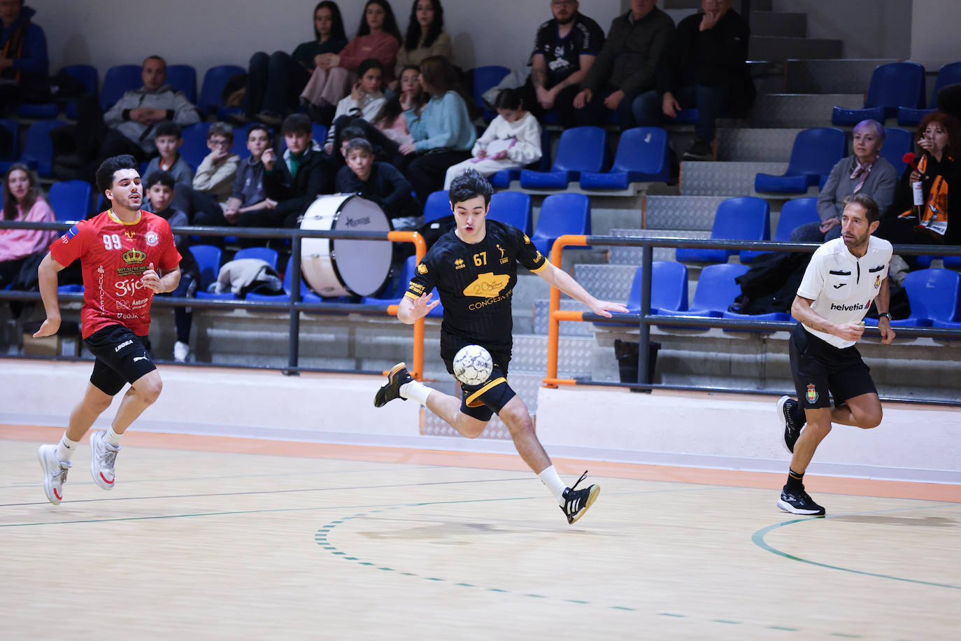 Importante y trabajado triunfo del Ciudad de Salamanca frente al Royal Premium Gijón (37-36)