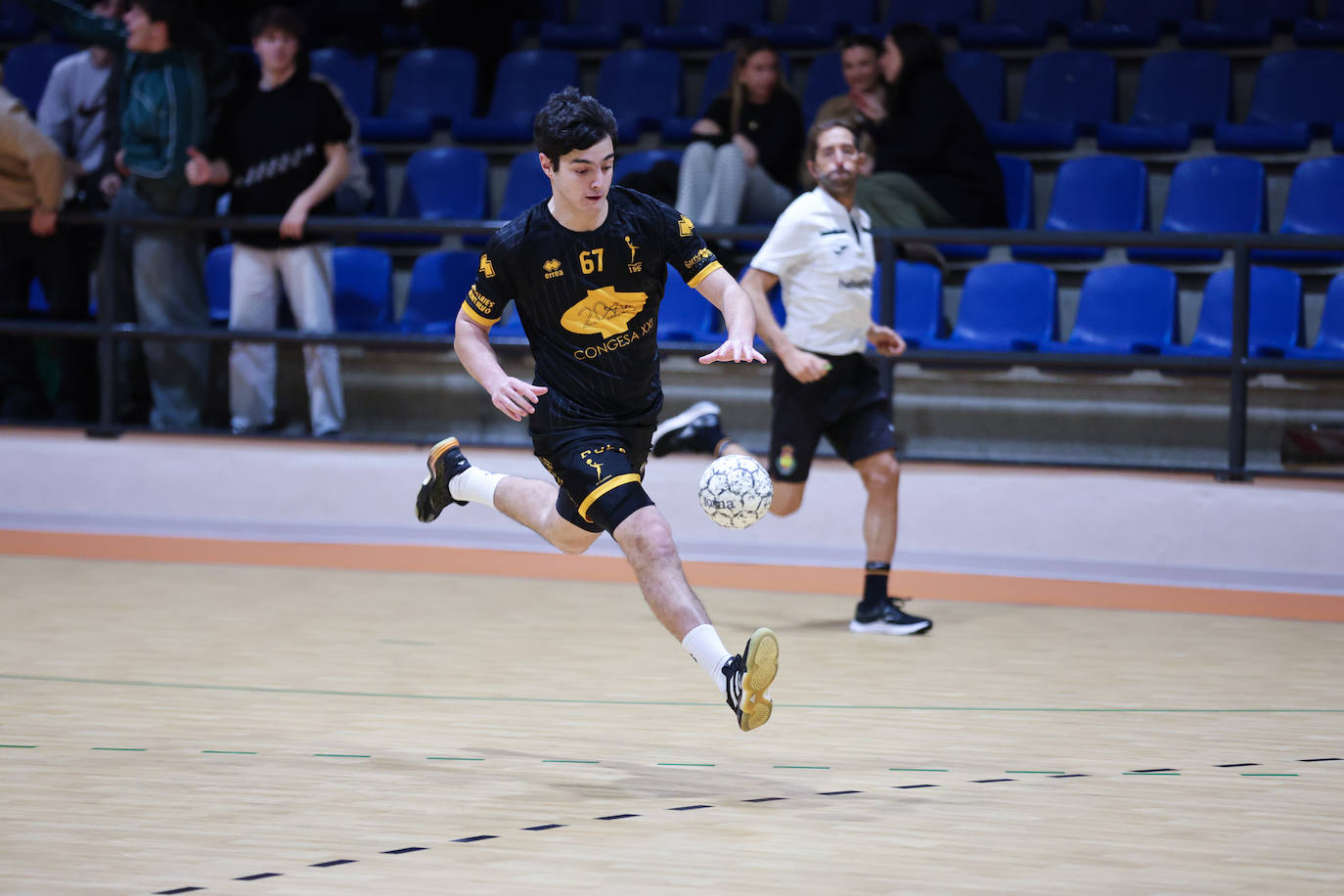 Importante y trabajado triunfo del Ciudad de Salamanca frente al Royal Premium Gijón (37-36)