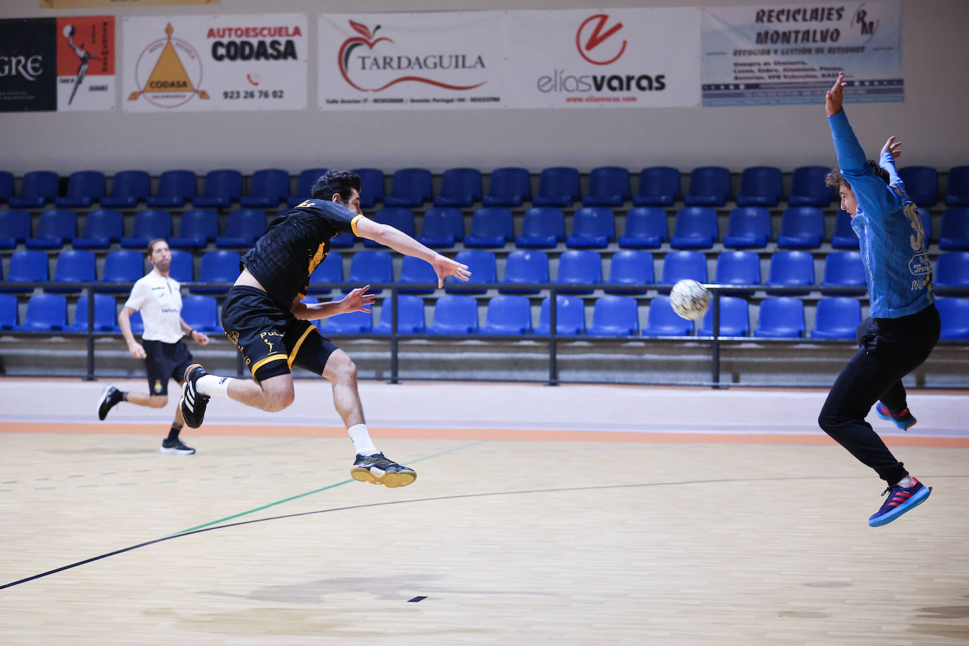 Importante y trabajado triunfo del Ciudad de Salamanca frente al Royal Premium Gijón (37-36)