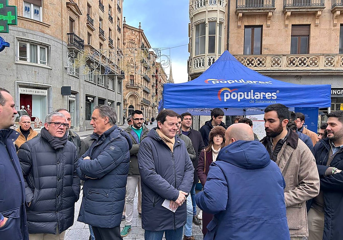Mañueco, Carbayo y otros cargos del PP y NNGG en el acto de la plaza del Liceo.