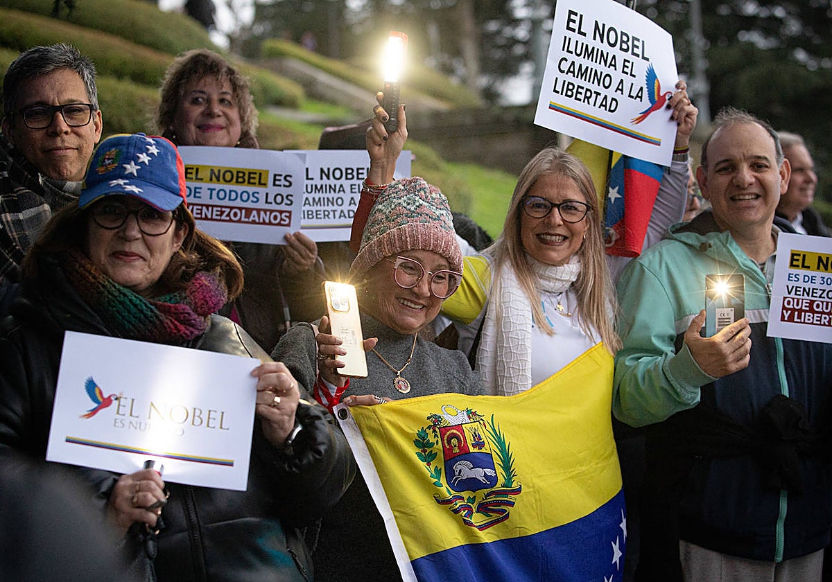 Colectivo de venezolanos en una concentración para dar visibilidad a la situación que vive su país.