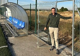 El edil de Deportes, Salvador Ruano, donde se instalarán las gradas.