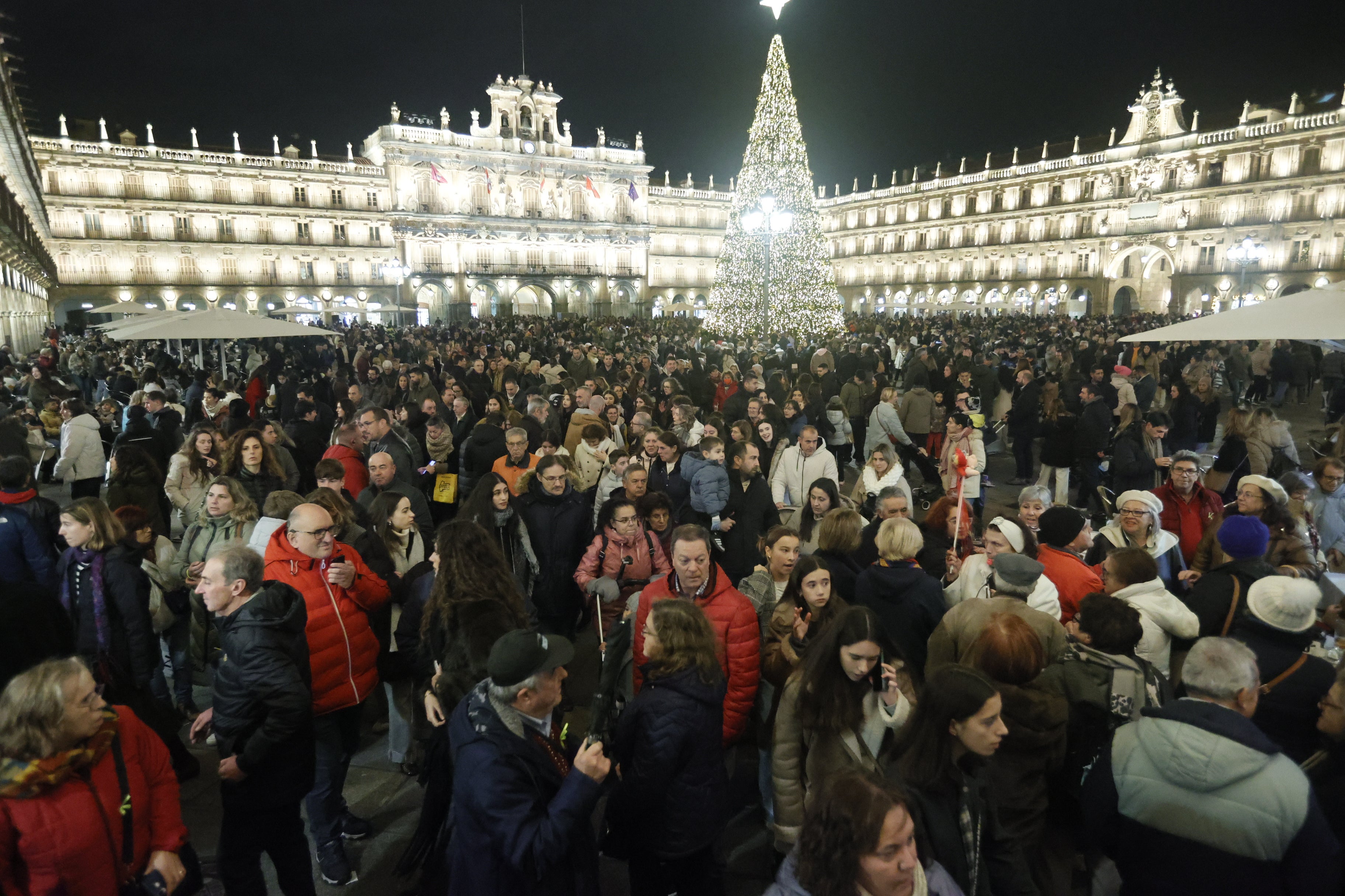 Salamanca, a rebosar: colas en el Huerto y los Anaya, y la Plaza y la Rúa, a reventar