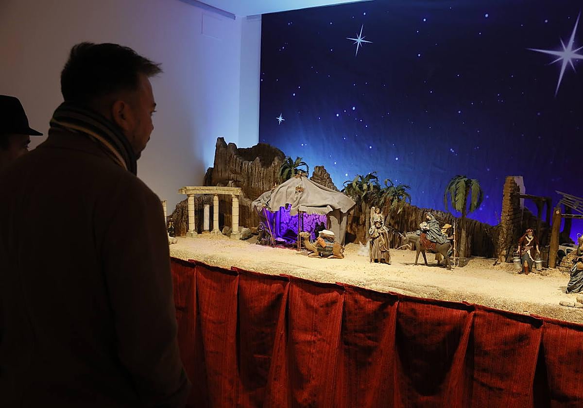 Un visitante observa el belén de la Torre de los Anaya.